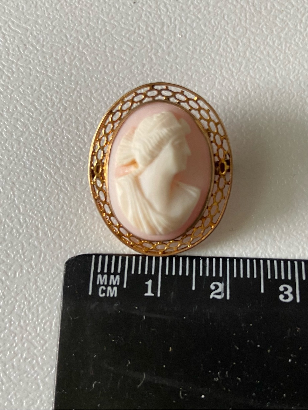 Vintage 10K Yellow Gold (Marked) Filigree Frame White/Pink Shell Cameo Brooch